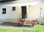 Sichtschutz zur Nachbarshaft mit Sonnensegel 3 x 4 m konkav in der Farbe hell elfenbein